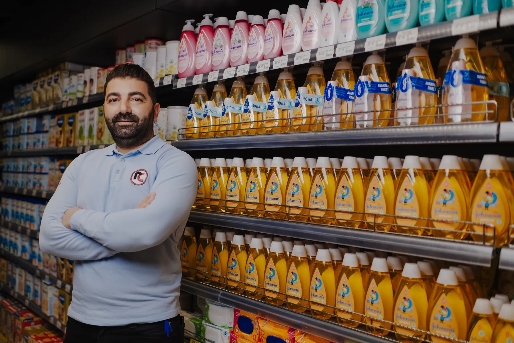 Temizlik ürünleri rafının önünde Ramadan Cemil temsilcisi
