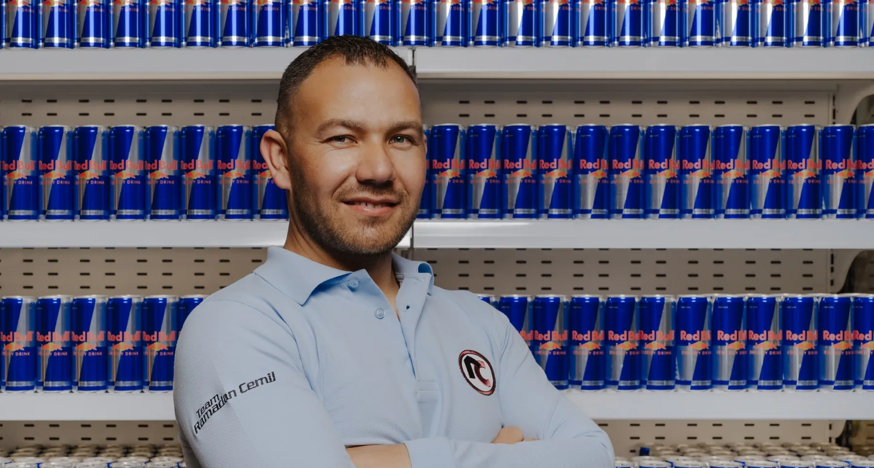 Enerji içeceği rafının önünde Ramadan Cemil temsilcisi