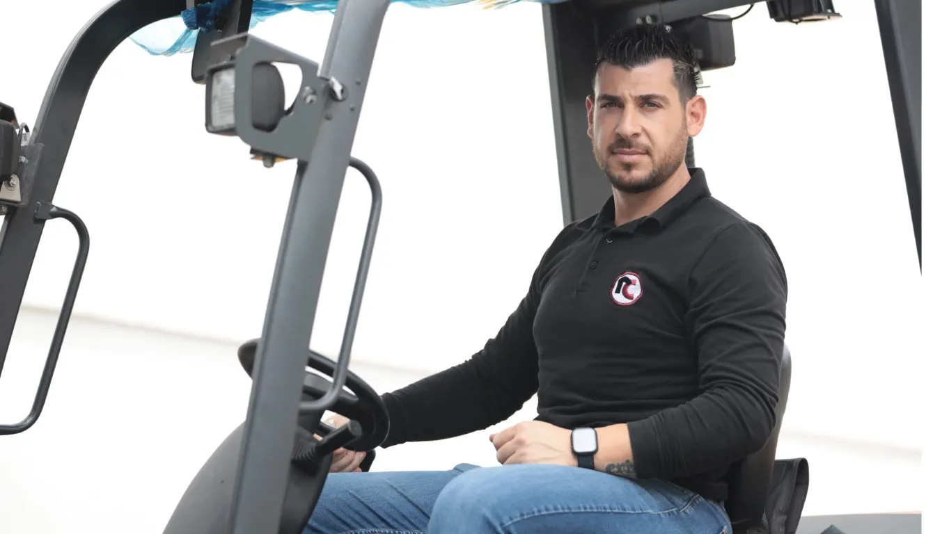 Ramadan Cemil deposunda forklift operatörü